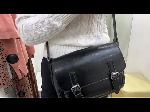 ❤️ Publika masturbado de juna hundino FeralBerry kun dildo en la vestoĉambro ️ Fika video ĉe ni ﹏